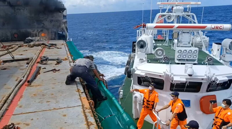 台籍「輝豐」貨輪火燒危急棄船　海空聯合救援全數獲救
